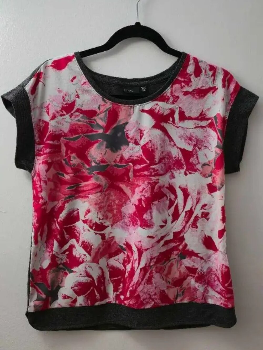 Gorgeous Women's Red Floral Top
